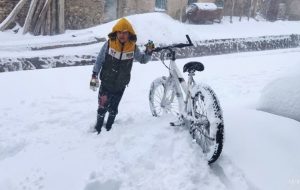 برف برای سومین روز مدارس برخی مناطق آذربایجان‌شرقی را تعطیل کرد